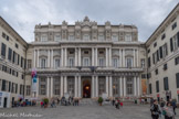 Palais Ducal <br> Depuis 1294, La république de Gênes possédait le Palais Fieschi, un édifice médiéval qui fut intégré à la construction du Palazzo Ducale lors de la domination économique et militaire génoise en Méditerranée suite aux batailles navales contre les Pisans (1284) et les Vénitiens (1298). Il a été bâti afin de montrer la puissance de Gênes.

Aux XIVe et XVe siècles le palais fut agrandi et restructuré, effaçant pratiquement l'ancien aspect médiéval, lui donnant un aspect majestueux lui permettant d'accueillir avantageusement les institutions la nouvelle république oligarchique génoise.