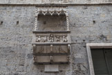 Cathédrale San Lorenzo <br> Côté droit. En 1522, fut construite la petite loge sur la tour nord-est, sur la façade, avec les formes typiques du maniérisme. Ell est décorée des symboles des quatre évangélistes.