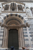 Cathédrale San Lorenzo <br> Côté droit. Portail roman orné d'une loggia garnie de quatre colonnes.