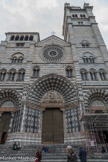 Cathédrale San Lorenzo <br> Construite aux alentours de 1098 sur l'emplacement d’une précédente basilique datant du Ve-VIe siècle puis agrandie au fil des siècles sous des formes solennelles et précieuses, la cathédrale dédiée à Saint Laurent Martyr abrite les cendres du saint patron de la ville, Saint Jean-Baptiste, apportées à la fin de la première croisade, en 1098.