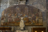 Cathédrale San Lorenzo <br> Juste au-dessus de la statue du cardinal Pietro Boetto (1938-1945), une fresque de la Dernière cène de Lazzaro Tavarone réalisée en 1626.