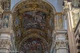 Cathédrale San Lorenzo <br> Lazzaro Tavarone a représenté au centre le martyre de Saint Laurent. (1622 – 1624).
Dans la lunette absidiale, Lazzaro Tavarone a représenté Saint Laurent, qui  après avoir vendu le patrimoine de L’Eglise pour le distribuer aux pauvres et aux malades,  indique à Valérien que le vrai trésor de l’Eglise est les nécessiteux. A gauche, Lazzaro Tavarone a représenté Saint Bernard de Chiaravall et Saint-Laurent dans les panneaux et  Zacharie, Salomon, Daniel par des statues en stuc doré. A droite, il a représenté Saint Étienne et Saint Michel l’Archange, et en statues Ezechiel, David, Isaïe.