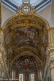 Cathédrale San Lorenzo <br> La voûte du sanctuaire est décorée d'un ensemble de stucs et de médaillons entourant deux grandes fresques de Lazzaro Tavarone présentant l'une Le martyre de saint Laurent, l'autre Saint Laurent portant les richesses de l'Église, c'est-à-dire les pauvres, à l'empereur.