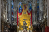 Cathédrale San Lorenzo <br> A gauche, au niveau des vitraux, statues de Saint-Jean l’évangéliste (1547) Giovannangelo Montorsoli et Saint Mathieu (1547. Gian Maria Cattaneo da Passallo. A droite, Saint Luc (1531) et Saint Marc Gian Giacomo Della Porta. Au milieu du sanctuaire, trône la statue de la Madone de la Cité, proclamée reine de Gènes le 25 mars 1637 par les Sérénissimes collèges de la république de Gênes, par Domenico Fiasella et Gio Battista Bianco, datée de 1637. Assise sur des nuages elle tient l’Enfant qui lui confie la Città représentée dans la base. Elle a ceci de particulier que deux anges tiennent une couronne au-dessus de la tête de la Madone en donnant l'impression de n'être appuyés sur rien.