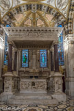 Cathédrale San Lorenzo <br> Chapelle Saint Jean-Baptiste.  L’œuvre fut commanditée par Philippe Doria, neveu d’Andréa Doria, en 1530, en qualité de protecteur de la Congrégation de Saint-Jean, le baldaquin montre la volonté du commanditaire d’exalter le triomphe de Sant Jean sur le péché. L'autel de marbre blanc est surmonté d'un baldaquin, lui aussi en marbre blanc, soutenu par des colonnes de porphyre.