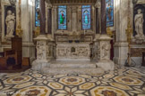 Cathédrale San Lorenzo <br> Chapelle Saint Jean-Baptiste. La décoration de la chapelle commencée autour de 1460, et après divers remaniements et réorganisations, fut terminée par les revêtements en marbre et en stuc doré de la voûte et de la chapelle en 1608. La vierge avec Jésus Enfant d’Andréa Contucci (1467-1529), à gauche, et à droite, Jean-Baptiste d’Andréa Contucci.