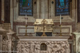 Cathédrale San Lorenzo <br> Chapelle Saint Jean-Baptiste. L’urne fut projetée pour être placée après l’autel de Saint-Jean : elle a la forme d’un édifice religieux avec le toit en pignon. Le devant et les côtés représentent des scènes tirées des Évangiles de Marc et de Matthieu qui raconte la vie du Saint. Le trou central quadrilobé permet la vision des reliques.