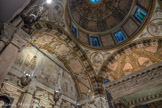 Cathédrale San Lorenzo <br> Chapelle Saint Jean-Baptiste. Au-dessus des statues, de Giovanni d’Adria : appartement d’Hérode et martyre de Saint Jean, la découverte et la récupération du corps de St Jean par ses disciples. (marbre sculpté).