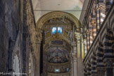 Cathédrale San Lorenzo <br> Chapelle Lercari. La voûte de cette partie a été décorée par Giovanni Battista Castello le Bergamasque, présentant l'Assomption de la Vierge, dans la fresque couvrant la partie circulaire de l'abside, et le Couronnement de la Vierge dans le médaillon du plafond de la partie centrale, tandis que les deux côtés proposent une galerie de saints qui assistent au triomphe. L'ensemble est agrémenté de stucs dorés qui donnent du relief aux fresques.