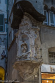 Une des Madonnette, ces anciennes niches votives que les corporations de marchands et d’artisans faisaient construire sur les maisonx. Vierge couronnée à l'Enfant.