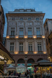 Place Banchi. Située à deux pas du plus important quai de débarquement de la ville, cette place accueillait l'ancien marché du blé. Elle fut ensuite rebaptisée piazza “dei banchi” (XIIe siècle), en raison des comptoirs des agents de change installés sous les arcades des palais.
