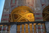 Place Banchi. Une stimulation forte et quasiment un défi, la présence séculaire à proximité de l'Eglise de San Pietro, l'ancien siège du Banco San Giorgio, premier siège mondial du mouvement financier moderne.
La juxtaposition historique des deux Temples - celui du 
