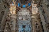 Place Banchi. A l’intérieur, le revêtement de marbre blanc est un bel exemple d’harmonie et d’équilibre classique.