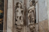 Place Banchi. et Giorgio et Rocco. Saints Giovanni Battista et Giorgiosont les patrons de l’ancienne République de Gênes, et Rocco et Sebastianosont invoqués contre la peste. Les statues sont de T. Carlone et D. Casella, début XVIIe.