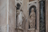 Place Banchi. Les statues de marbre de S. Stefano et S. Elisabetta.