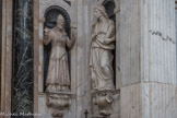Place Banchi. S. Zaccaria et S. Giovanni Evangelista. Les statues sont de T. Carlone et D. Casella, début XVIIe.