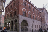Palais du capitaine du Peuple. Le capitaine du peuple est une figure politique de l'administration locale historique des cités italiennes ; il semble qu'il était plutôt en opposition aux familles nobles.