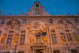 Palais Saint Georges. En 1408, le palais est devenu le siège de la banque Saint-Georges ou Office de Saint Georges.

En 1481-1482 Le peintre Carlo Braccesco orne les façades de fresques en trompe-l'œil.

Le palais est agrandi en 1571 et ensuite plusieurs fois restauré.

Il est, depuis 1903, le bureau des autorités portuaires de Gênes.