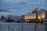 Le port. A droite, l'aquarium avec sa biosphère. Au fond, le Crayon.