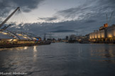Le port. A droite, l'aquarium avec sa biosphère. Au fond, le Crayon.