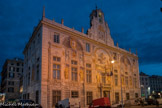 Palais Saint Georges..Construit en 1260 par l'architecte cistercien Oliverio sur ordre de Guglielmo Boccanegra, oncle de Simone Boccanegra, le premier doge de Gênes, les matériaux de sa construction proviennent de la démolition de l'ambassade vénitienne de Constantinople, obtenus de l'empereur byzantin Michel VIII pour l'aide génoise contre l'empire latin. Le palais, prévu pour la création d'un centre civil et politique (palazzo del Capitano del Popolo), était destiné à élever la puissance temporelle du gouvernement de la république de Gênes en face de la puissance religieuse du clergé portée au Duomo di San Lorenzo.

En 1262, Guglielmo Boccanegra forcé à l'exil, le palais est transformé en prison et Marco Polo en fut un illustre résident où il dicta ses mémoires en 1296 à Rustichello de Pise qui devinrent Le Dévisement du monde aussi connu comme le Livre des Merveilles.