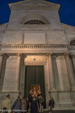 La basilique Santa Maria delle Vigne, originairement « Sancta Maria en Vineis » est une des plus anciennes basiliques catholiques de Gênes, en Italie. La façade est géométrique, mais d’une géométrie qui manque d’harmonie dans la partie supérieure, avec ses 3 fenêtres semi-circulaires.