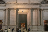 La basilique Santa Maria delle Vigne. Les plus anciens documents, qui en attestent la présence, datent du Xe siècle même s'il est plausible qu'elle ait été édifiée sur les fondations d'un bâtiment du VIe siècle.
Elle s'élève sur un terrain qui correspondait aux vignes du roi, d'où son nom. Architectures romane et néoclassique. La façade est de 1842, et l'intérieur du XVIe. Dans la partie basse l’architecte a gardé les colonnes de la restauration précédente.