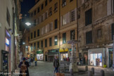 Place Campetto. La forme allongée de cette place remonte au Moyen Age. Elle est entourée par d'importants palais : Palazzo Imperiali au n° 8 et Palazzo Casareto ou del Melegrano, au n°2. Au centre de la place, une fontaine en hauteur aux armes de la ville (1643) permettait de se servir de l'eau sans avoir à se baisser.