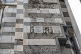Cathédrale San Lorenzo <br>Sur le côté extérieur gauche de la cathédrale, de curieuses pierres gravées et sculptées, incorporées aux murs de l’édifice : ce sont des parois de sarcophages romains des IIIe, IVe et Ve siècles réemployées.