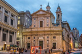 Chiesa del Gesù.<br> La première église – dédiée à saint Ambroise - remonte au VIe siècle lorsque le clergé milanais, fuyant les persécutions lombardes, s’établit à Gênes avec son évêque Honoré Castiglioni qui en 569 y établit provisoirement son siège, près de la cathédrale Saint-Laurent. L’exil génois dure plus d’un siècle. Durant la seconde moitié du VIIe siècle Giovanni Bono retourne à Milan La présence des Milanais avait nécessité la construction d’une église qui fut placée sous le patronage de saint Ambroise