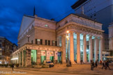 Théâtre Carlo Felice sur la place Ferrari à Gênes, avec son pronaos néo-classique conçu par l'architecte italien Carlo Barabino (1828). Avant le théâtre se trouvait un couvent dominicain.