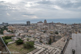 Vue panoramique de Gênes vers le sud-est. Vue du Belvedere Montaldo (Spianata Castelletto). Jusqu’en 1849, à la place de ce magnifique belvédère donnant sur la ville, il y avait la forteresse de Castelletto, qui fut rasée et remplacée par cette esplanade, à la demande de la population qui craignait qu’elle ne se transforme en une terrible menace, en cas d’occupation ennemie, pour la ville qui se trouvait en-dessous.