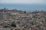 Vue panoramique de Gênes vers le sud-est. A gauche, le clocher en réparation de Santa Maria Assunta di Carignano. Au centre, le Palais Ducal avec la la Tour du Peuple, (la Grimaldina), à droite le clocher de la Cathédrale.