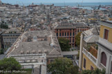 Vue panoramique de Gênes vers le sud-ouest. Le Palais Blanc et le Palais Rouge.
