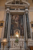 Eglise de San Bartolomeo des Arméniens. Retable de Mattio Traverso  du XXe siècle représentant  Saint Antonio Marie Zaccaria, le fondateur de l’ordre des Barnabites, et la Vierge de la Divine Providence dans le médaillon. Un précieux devant d'autel en marbre par Taddeo Carlone du début du XVIIe siècle représente la translation du corps de Ste Catherine d’Alexandrie au Mont Sinaï.