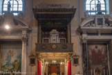 Eglise de San Bartolomeo des Arméniens. Chapelle et Loge de la Sainte Face d'où autrefois on montrait aux fidèles la Sainte Relique. Derrière la Loge se trouve le Tabernacle en marbre où était conservée la Sainte Face.