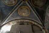 Eglise de San Bartolomeo des Arméniens. Les fresques du quinzième siècle placées dans le vestibule de la sacristie avec des histoires de la passion , de la crucifixion , des évangélistes et des docteurs de l'Église appartiennent à l'église primitive.