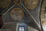 Eglise de San Bartolomeo des Arméniens. Les fresques du quinzième siècle placées dans le vestibule de la sacristie avec des histoires de la passion , de la crucifixion , des évangélistes et des docteurs de l'Église appartiennent à l'église primitive.