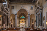 Eglise de San Bartolomeo des Arméniens. De l’édifice original, probablement avec un plan central, l’abside est restée avec le dôme et la chapelle gauche de la sainte Face ; celle de droite, dédiée à Saint Pantaleon, a été détruite en 1883 lors de la construction d'un bâtiment civil qui fermait l'église sur deux côtés (façade et côté droit), dissimulant ses structures extérieures, dont seul le clocher émerge. Le temple a été considérablement transformé en 1595, date à laquelle il a été rallongé, ajoutant à l'abside une grande nef unique beaucoup plus haute que la construction d'origine ; passé en 1650 aux Barnabites , qui l’occupent toujours, il fut reconstruit à nouveau en 1775.