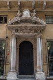 Palazzo Pantaleo Spinola (ou Palazzo Gambaro). Réalisation de l'architecte Bernardo Spazio pour Pantaleo Spinola (fini par Pietro Orsolino).  L’extérieur de l’édifice, très
simple, est caractérisé par deux figures
allégoriques représentant la Prudence
et la Vigilance qui ornent le tympan du porche.