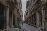 Via Garibaldi. Depuis 2006, 46 des 163 Palais des Rolli encore existant ont été déclarés par l’UNESCO Patrimoine Mondial de l’Humanité ; il s’agit en effet des demeures patriciennes, en style renaissance et baroque, des familles des aristocrates de la République de Gênes. Les maisons furent bâties le long des Nouvelles Rues (Strade Nuove), ainsi que distribuées dans toute l’extension du centre historique pendant la plupart de l’ère dite « Siècle d’Or des Génois ». Lors d’une visite d’Etat, on pouvait donc établir qui aurait l’honneur et la responsabilité d’héberger les illustres hôtes et leur cour, et tout ça à travers un tirage au sort d’une liste publique (dite rollo), contenant la liste des maisons nobiliaires en ville.