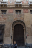 Via Garibaldi. Palazzo Angelo Giovanni Spinola. La construction du palais est commanditée en 1558 par Angelo Giovanni Spinola, ambassadeur de la République de Gênes en Espagne et banquier de l'empereur Charles V de Habsbourg , et achevé en 1576 , par son fils Giulio, qui, après une carrière militaire qui l'a conduit à prendre part à la bataille de Lépante et la prise de Lisbonne , est devenu plus tard banquier du roi d'Espagne Philippe II de Habsbourg. L'auteur du projet fut l'architecte Giovanni Ponzello.