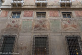 Via Garibaldi. Palazzo Angelo Giovanni Spinola. Le bâtiment a une façade qui révèle difficilement les fresques des frères Calvi , qui ont peut-être collaboré avec Lazzaro Tavarone. Les cadres de fenêtre avec tympan en faux marbre sont décorés de masques satiriques et de paires de génies ailés.