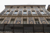 Via Garibaldi. Généralement, la façade se décore à l'aide de quadratura (qui se poursuit souvent à l'intérieur) et d'un aristocratique portail de pierre. L'intérieur s'ouvre à de grands espaces formés d'atrium, jardins suspendus, larges escaliers, loggia peintes a fresco... Cette architecture monumentale, sera reproduite au XVIIe siècle, dans la seconde Strada Nuova dite aujourd'hui via Balbi. Le Palazzo Podestà appelé aussi Palazzo Nicolosio Lomellini est un édifice historique situé Via Garibaldi, au numéro 7. Il est construit entre 1559 et 1565 par Giovanni Battista Castello dit le Bergamasco et Bernardo Cantone pour Nicolosio Lomellino, membre d'une famille en pleine ascension économique et politique. La façade exécutée par le sculpteur Marcello Sparzo, est richement décorée de stucs d’Hermès, de panoplies militaires, de mascarons et de festons, ce qui le rend unique parmi les édifices de la Strada Nuova.