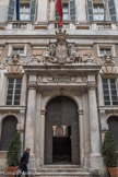 Via Garibaldi. Palazzo Doria-Tursi. Le majestueux portail en marbre est couronné par une sculpture représentant l'emblème de la ville de Gênes.
