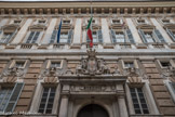 Via Garibaldi. Palazzo Doria-Tursi. La façade est caractérisée par l'alternance de matériaux de couleurs différentes : le rose de la pietra di Finale, le gris-noir de l'ardoise, le marbre blanc de Carrare. La façade principale se compose de deux ordres superposés. L'étage surélevé au-dessus de la haute corniche alterne des fenêtres à la conception originale avec des pilastres rustiques en saillie remplacés, à l'étage supérieur, par des pilastres doriques. Des mascarons grimaçants surmontent les fenêtres des deux étages, contribuant au rendu plastique de la façade.