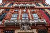 Via Garibaldi. Palazzo Rosso. Ll'architecte Francesco Cantone redéfinit, en 1746, l'aspect de la façade, caractérisée par des protomés léonins qui marquent les architraves des fenêtres des deux piani nobili ; ce symbole rappelle les armoiries de la famille, représentant un lion rampant sous un prunier, appelé en dialecte génois brignòle.