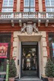 Via Garibaldi. Palazzo Rosso. Réalisé en 1670 sur un projet de Pier Antonio Corradi pour les frères Ridolfo et Giovanni Francesco Brignole Sale.
En 1874, la duchesse Maria de Brignole-Sale de Ferrari le donne à la commune de Gênes pour qu'il y abrite un musée.