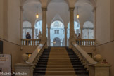 Via Garibaldi. Palazzo Bianco. Construit entre 1530 et 1540 par Luca Grimaldi, membre de l'une des plus importantes familles génoises, en 1658, le palais devient la propriété de la famille De Franchi, et en 1711 il est cédé à Maria Durazzo Brignole-Sale, leur principale créancière.

Les nouveaux propriétaires, entre 1714 et 1716, effectuèrent une restauration décisive de l'édifice l'adaptant aux goûts de l'époque, sous la direction de l'architecte Giacomo Viano ; le nom de Bianco lui est donné en raison de la couleur claire de ses revêtements externes.