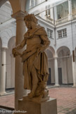 Janus. C'est le dieu des débuts, à la fois matériel et immatériel. Il est l’une des divinités les plus anciennes et les plus importantes de la religion romaine , latine et italique . Il est généralement représenté avec deux visages (le soi-disant Giano Bifronte ), puisque le dieu peut regarder le futur et le passé, mais aussi parce que, en tant que dieu de la porte, il peut regarder à la fois à l'intérieur et à l'extérieur. C'est le symbole de Gênes.